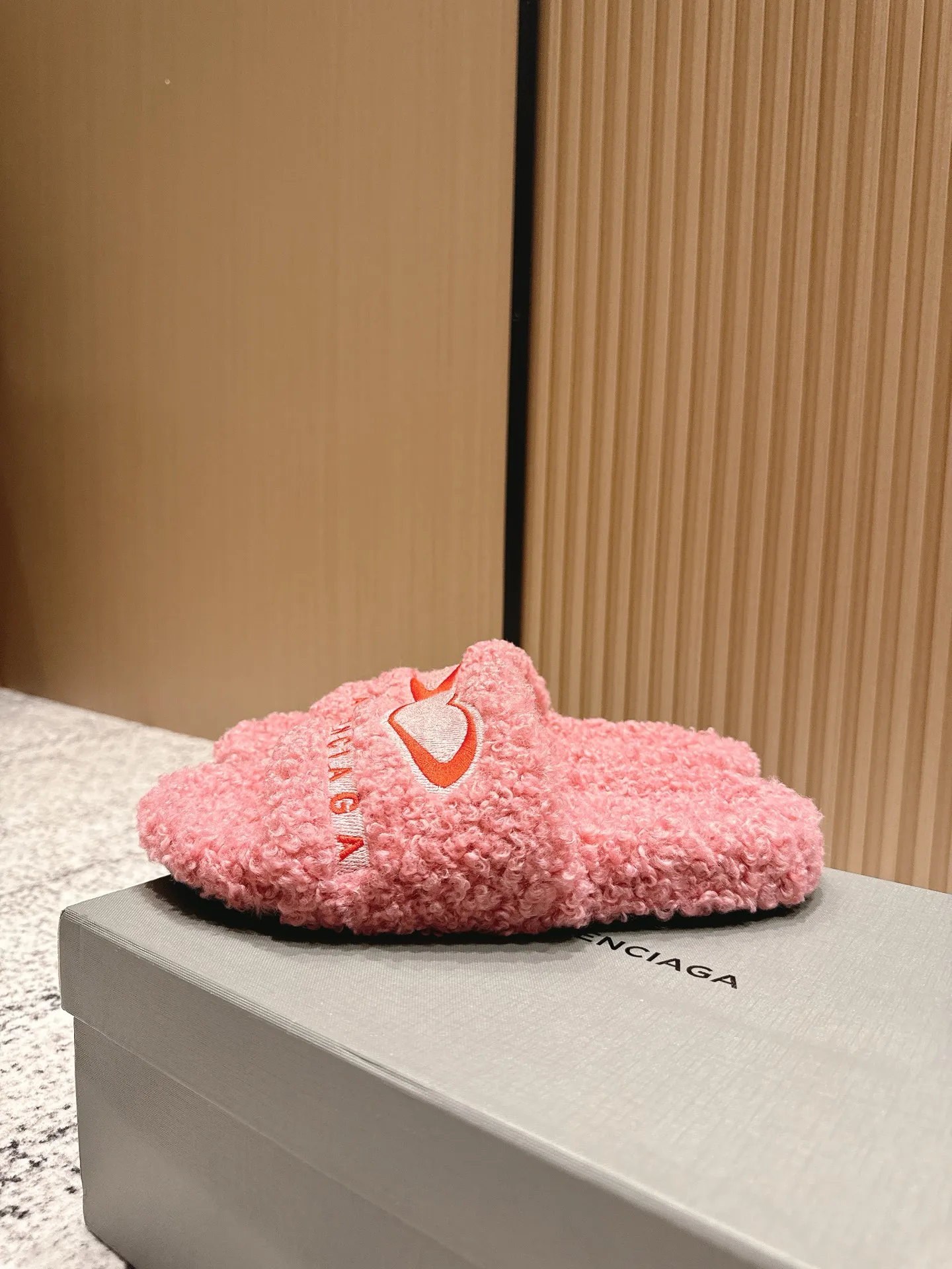 Factory direct sales p380🐘🐘Women's shoes, women's clothing, top version BALENCIAGA ~ Balenciaga fur slippers with new Balenciaga political Campaign logo embroidery! A favorite among European and American celebrities, celebrities, and internet celebrities, the upper is exquisite, hand-sewn and threaded, fluffy and soft against the skin.  This can be worn all year round! Wear it with socks in spring, autumn and winter, or wear it alone in summer. It looks good and is comfortable. The upper is wide, showing your feet and calves, and stepping into it is like bare feet on a carpet. It really matches, wears, and looks so good. When you put it on, it looks casual and simple fashion. It has a high-end feel and is invincible when you go out on the street! Size: 35-40